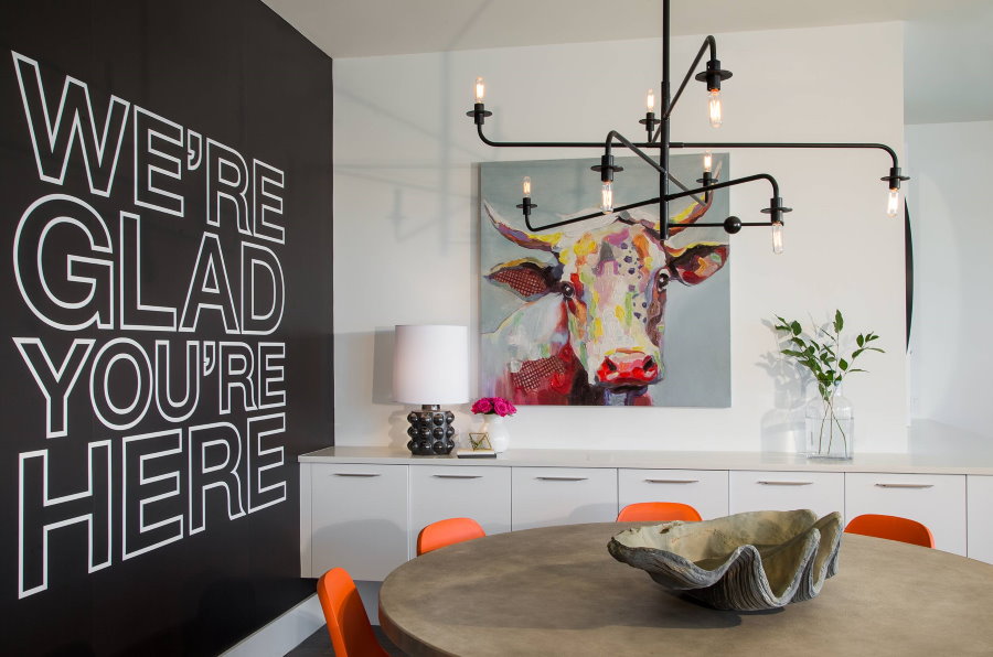 Peinture moderne sur le mur du salon