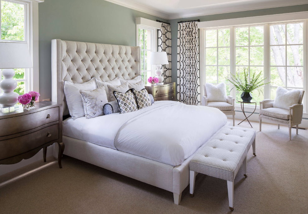 Helles Schlafzimmer in einem Holzhaus