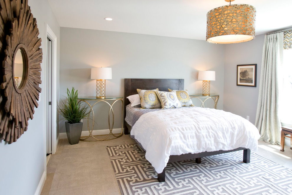 Runder Spiegel an der Wand des Schlafzimmers