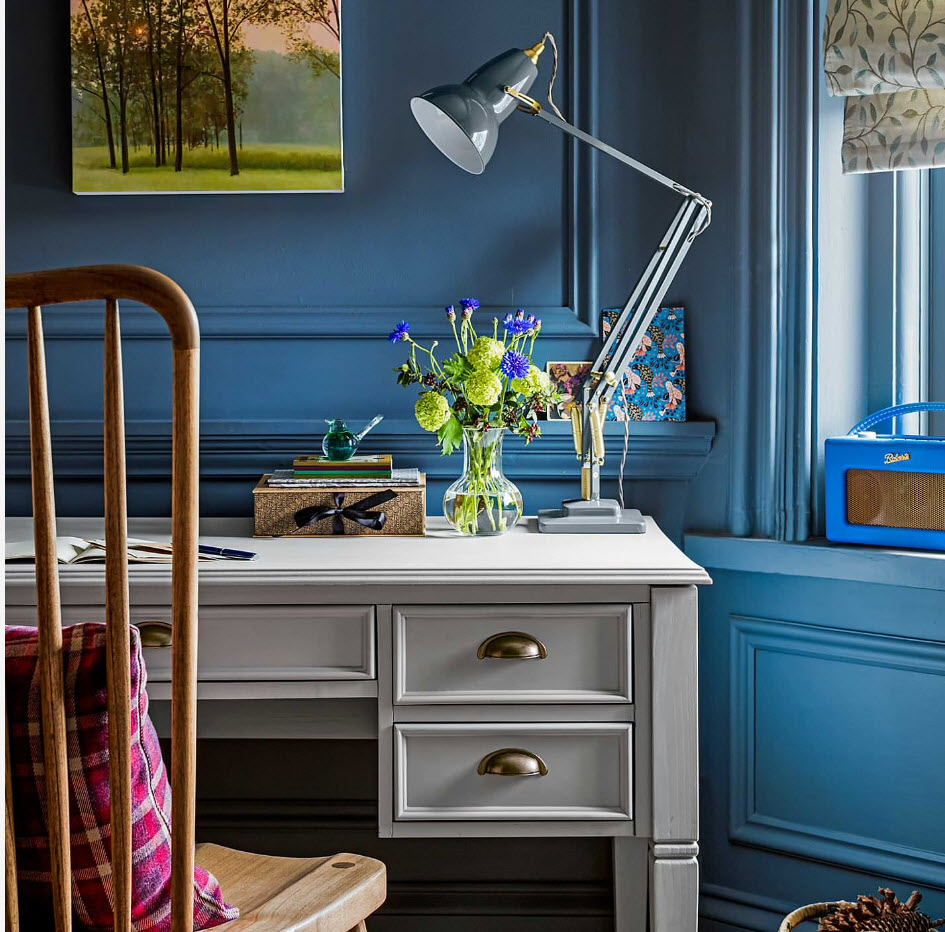 Настолна лампа с регулируема скоба