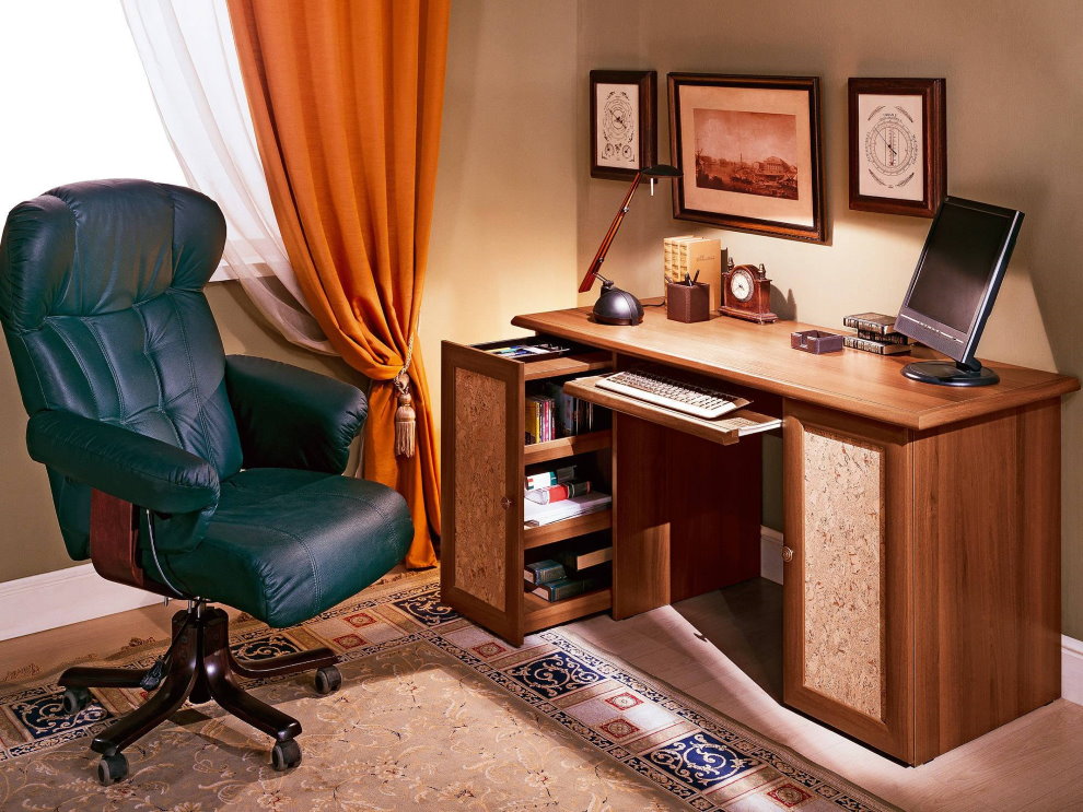 Офис стол в близост до компютърно бюро