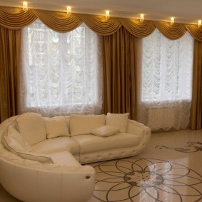 Swagi semi-circulaire sur un bandeau dans le salon