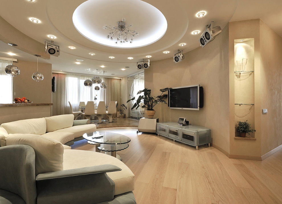 การติดตั้งแสงสว่างของห้องโถงด้วยเพดานสองระดับ