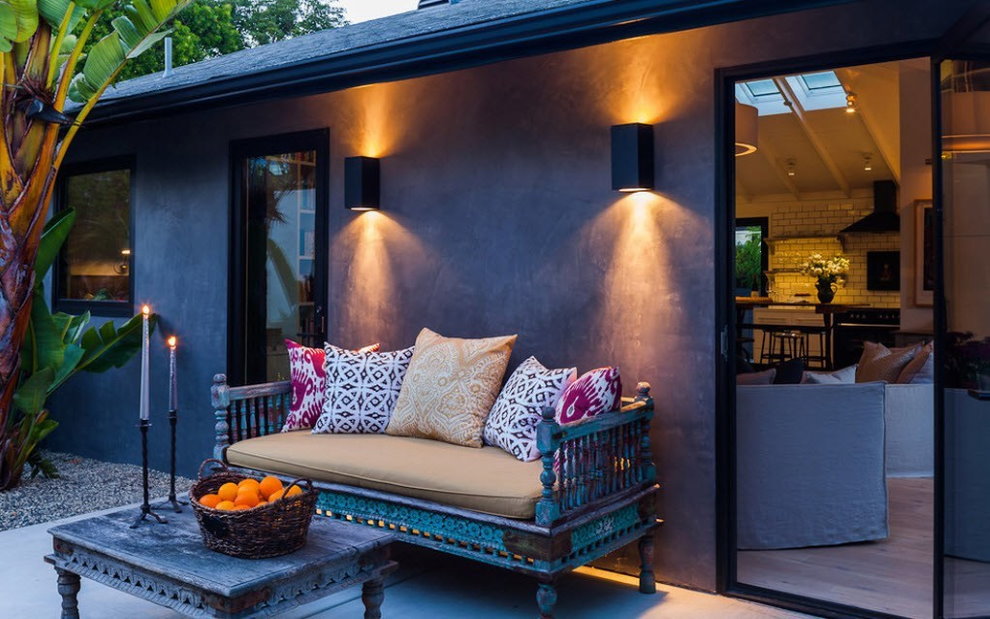 Lampes au-dessus du banc devant le mur de la maison