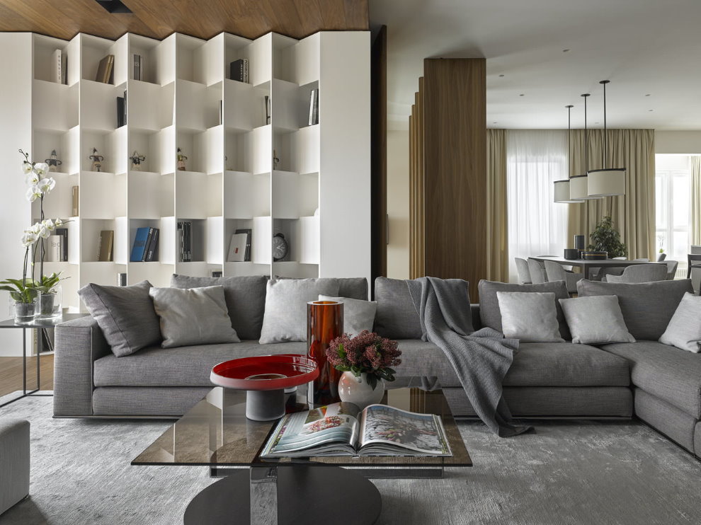 Бяла стена в залата със сив диван