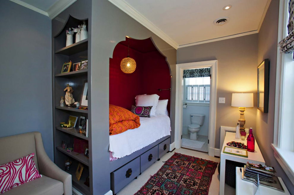 Étagères intégrées avec jouets pour enfants