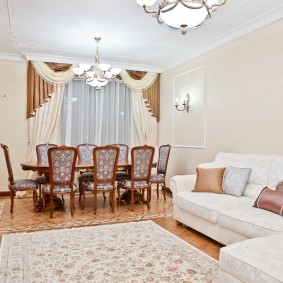 Jabo le long des bords de l'ouverture de la fenêtre avec un lambrequin