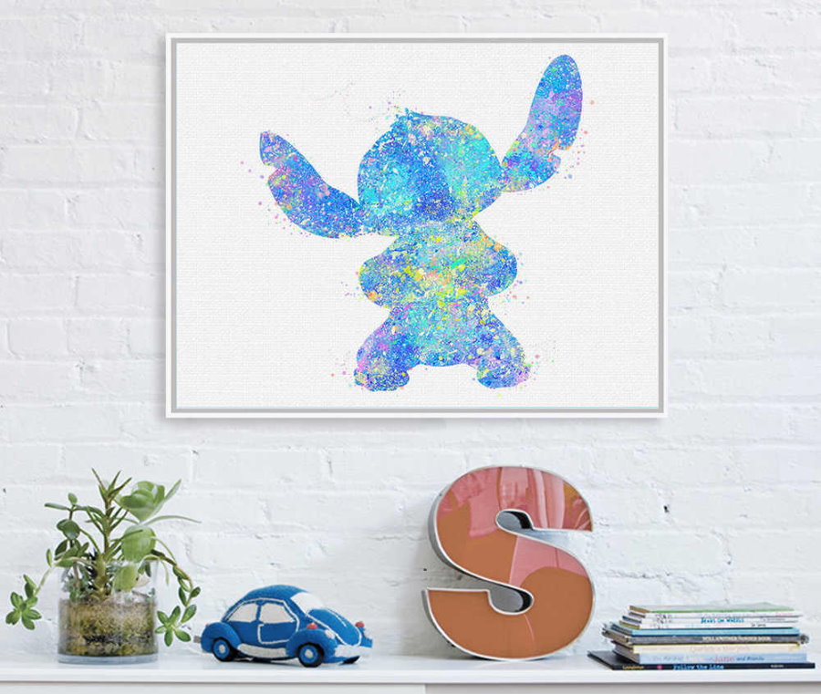 Affiche abstraite légère sur un mur de briques.