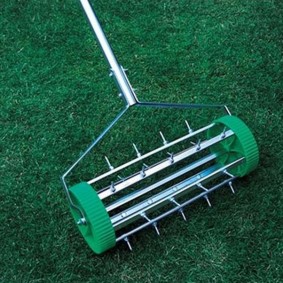 Aération printanière de l'herbe au sol dans le pays