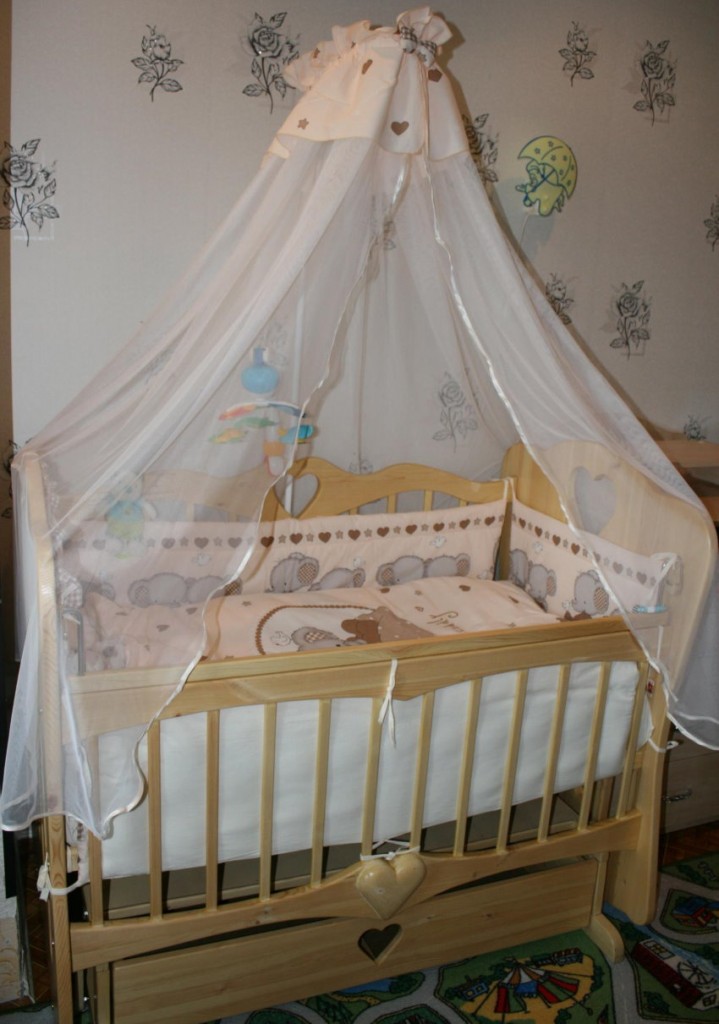 Canopy with adjustable tripod on a wooden crib