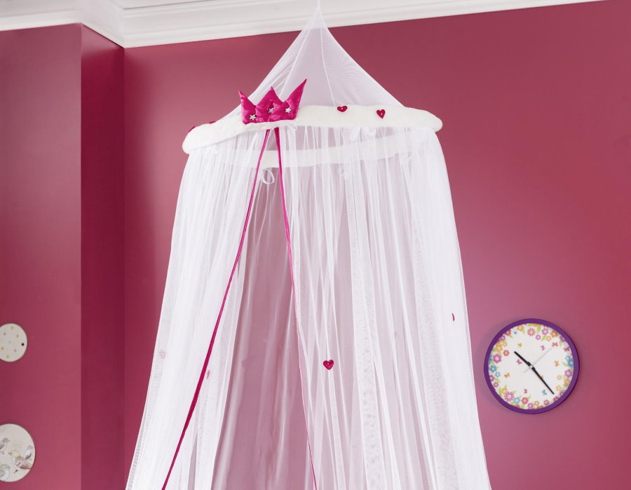 Calico canopy in the bedroom with pink walls