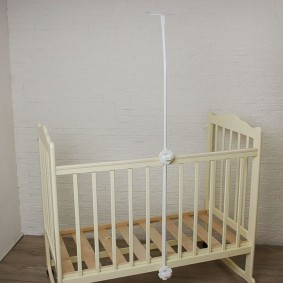 Children's canopy with a plastic bar and two clips