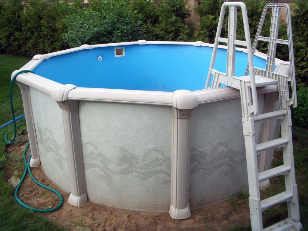 Petite piscine circulaire avec escaliers