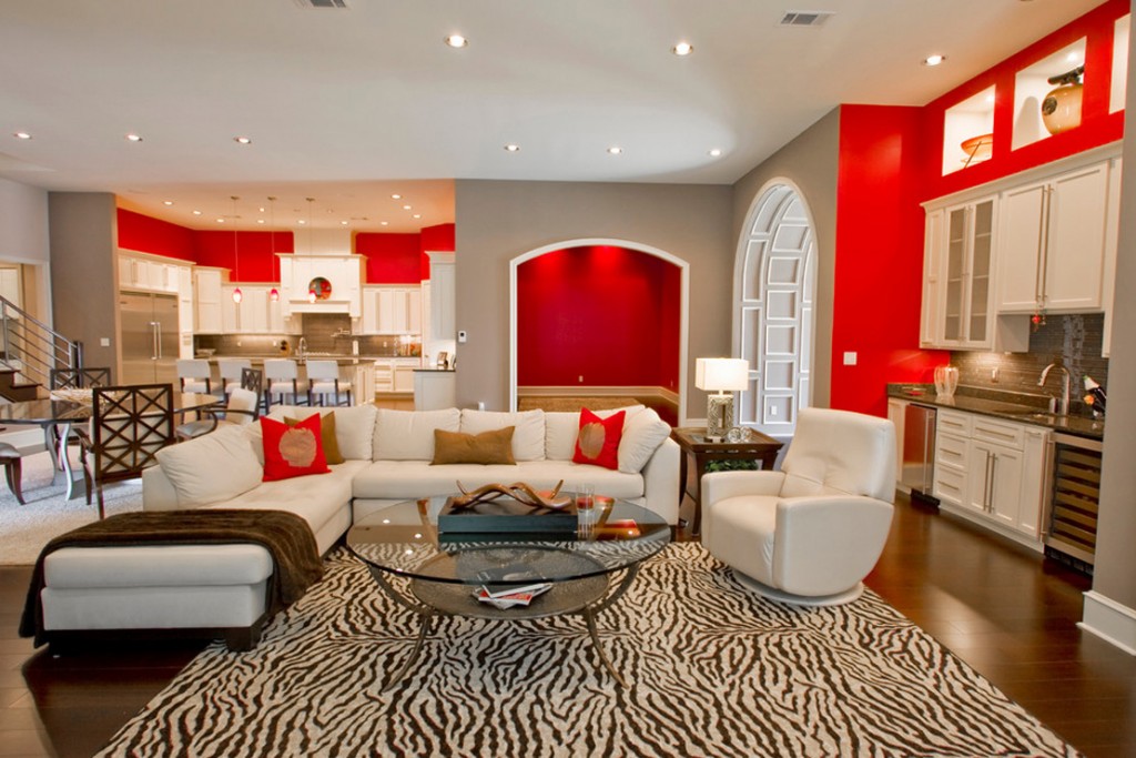 Επικαλυμμένα έπιπλα με λευκή ταπετσαρία στην αίθουσα ιδιωτικής κατοικίας