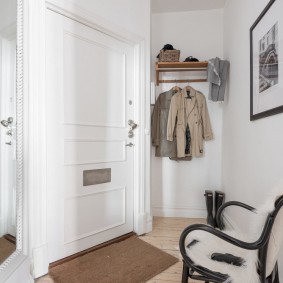 ประตูสีขาวภาพภายใน