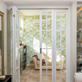 ประตูภายในสีขาว