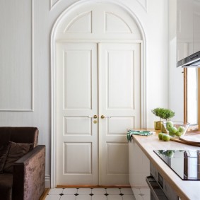 ภาพถ่ายภายในประตูสีขาว