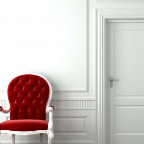 ประตูสีขาวในอพาร์ทเม้น