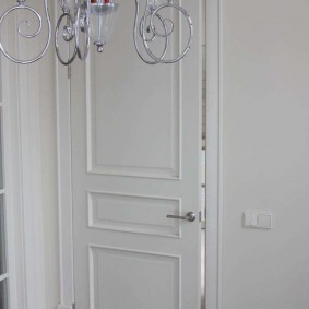 ประตูสีขาวในแนวคิดการออกแบบอพาร์ตเมนต์