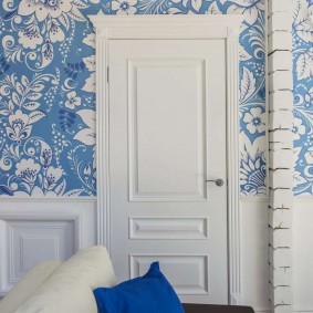 ประตูสีขาวในแนวคิดการออกแบบอพาร์ตเมนต์