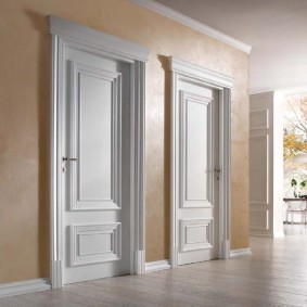 ประตูสีขาวในแนวคิดการออกแบบอพาร์ตเมนต์