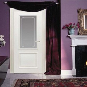 ประตูสีขาวในการตกแต่งภาพถ่ายของอพาร์ทเมนท์