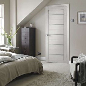 ประตูสีขาวในแนวคิดการตกแต่งอพาร์ทเมนท์