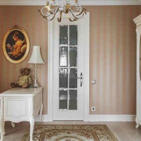 ประตูสีขาวในแนวคิดการตกแต่งอพาร์ทเมนท์