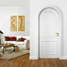 ประตูสีขาวในแนวคิดการตกแต่งอพาร์ทเมนท์