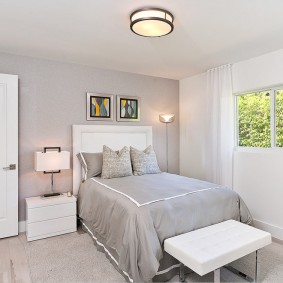 ประตูสีขาวในภาพถ่ายภายในอพาร์ตเมนต์