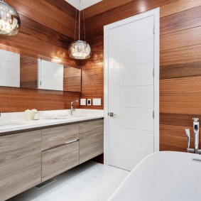 ประตูสีขาวในภาพถ่ายภายในอพาร์ตเมนต์