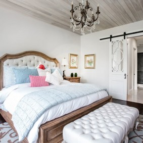 ประตูสีขาวในแนวคิดการตกแต่งภายในอพาร์ตเมนต์