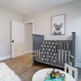 ประตูสีขาวในแนวคิดการตกแต่งภายในอพาร์ทเมนท์