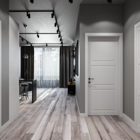 ประตูสีขาวในแนวคิดการตกแต่งภายในอพาร์ทเมนท์