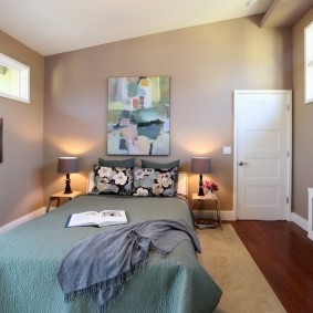 ประตูสีขาวในการตกแต่งภาพถ่ายของอพาร์ทเมนท์