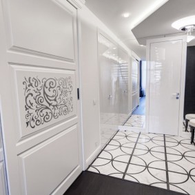 ประตูสีขาวในอพาร์ทเม้น