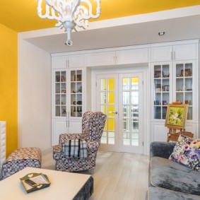 ประตูสีขาวในแนวคิดการตกแต่งอพาร์ทเม้น