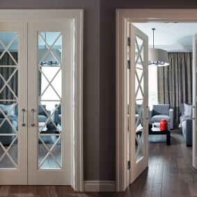 ประตูสีขาวในตัวเลือกอพาร์ทเมนท์