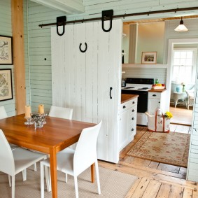 ประตูสีขาวในตัวเลือกภาพอพาร์ทเม้น