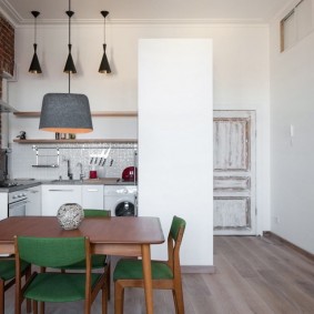 ประตูสีขาวในแนวคิดอพาร์ตเมนต์