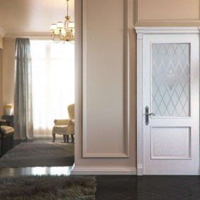 ประตูสีขาวในภาพถ่ายความคิดของอพาร์ทเมนท์