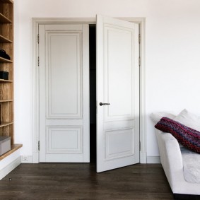 ประตูสีขาวในแนวคิดอพาร์ตเมนต์