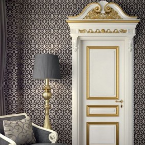 ประตูสีขาวในอพาร์ทเม้น