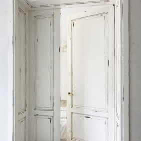 ประตูสีขาวในภาพถ่ายประเภทต่างๆของอพาร์ทเมนต์