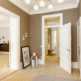 ประตูสีขาวในมุมมองภาพอพาร์ตเมนต์