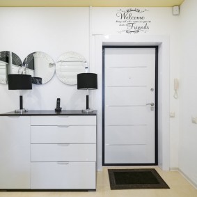 ประตูสีขาวในรูปถ่ายอพาร์ทเม้นท์