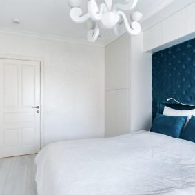 ประตูสีขาวในอพาร์ทเม้น