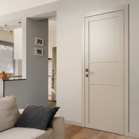 ประตูสีขาวในความคิดภาพถ่ายอพาร์ทเม้น