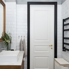 ประตูสีขาวในอพาร์ทเม้น