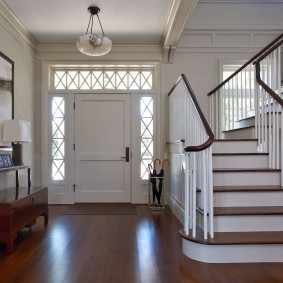 ประตูสีขาวในรูปภาพการออกแบบอพาร์ทเมนท์